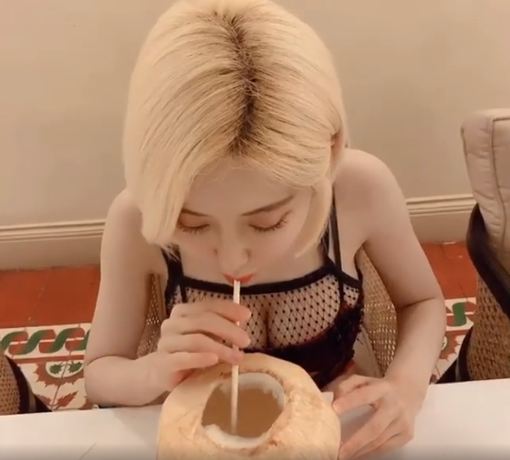 喝椰汁的美女