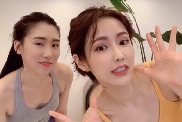 萨拉姆,快死了!
今天就试试吧💛因为天气太热了,所以我在屏幕上制作了一个简单的健身教程,以便于查看!
